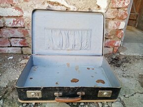 starožitný kufr a truhlička