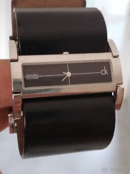 Calvin Klein manžetové hodinky 
Černá kůže