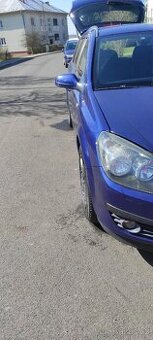 Sháním zachovalý blatník levý přední a případně kapotu