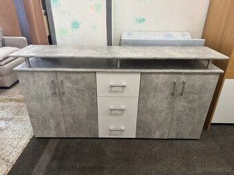 Hezká široká komoda dekor Beton/bílá - 1