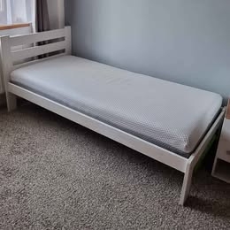 Postel s matrací
