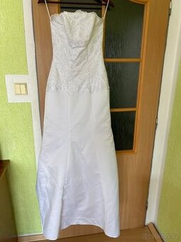 Svítivě bílé svatební značkové šaty s vlečkou