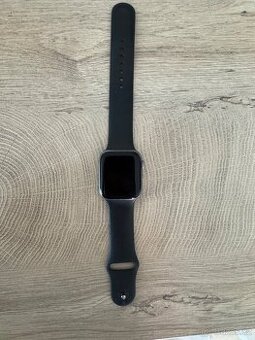 Apple Watch Series 4 44mm Vesmírně černý hliník s černým spo