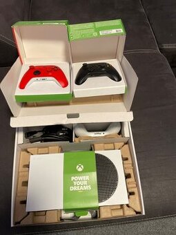 Xbox series S a 2 funkcni ovladace