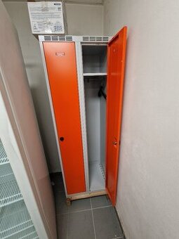 šatní skříňka plechová