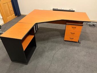 Rohový psací kancelářský stůl