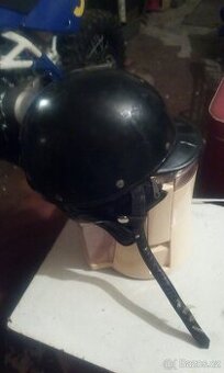 Stará policejní helma.