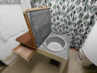 Mycí retro stůl na nádobí