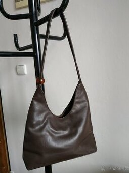 Stylová hnědá kabelka – jednoduchý elegantní design