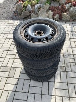 Ojeté zimní pneu s disky ze Škody Rapid, pneu 185/60R15