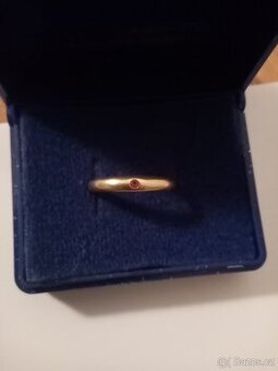 Prstýnek s malým červeným kaminkem