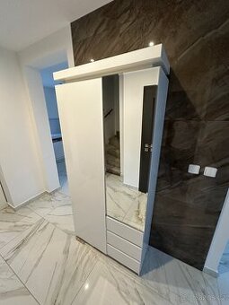 Kvalitní nábytek - předsíňová skříň se zrcadlem
