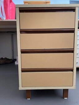 Komoda se zásuvkami