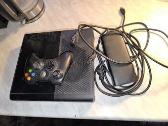 Xbox 360 s ovladačem