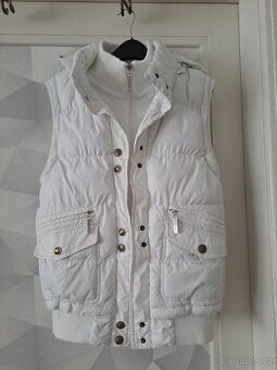 Bílá vesta s kožíškem uvnitř