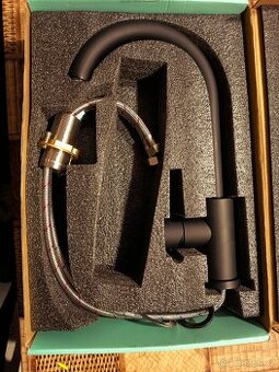 Nová nepoužitá černá dřezová vodovodní baterie