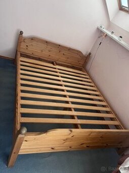 Postel z krásného dřeva