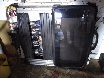 Mazda 323F Kompletní střešní okno