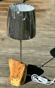 LAMPA stolní akátové dřevo černý širm Hand Made
