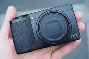 Ricoh GR III 3 X v Zaruce