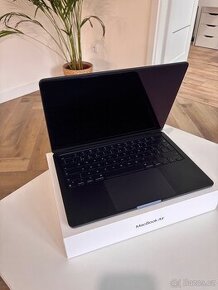 MacBook Air 13.6” (2022) - 8 GB RAM, 512 GB SSD, téměř nový