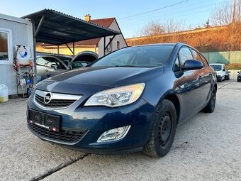Opel Astra J kombi, najeto 126.908 km, 2 sady kol
