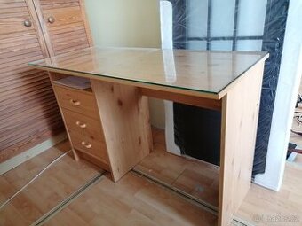 Menší psací stůl