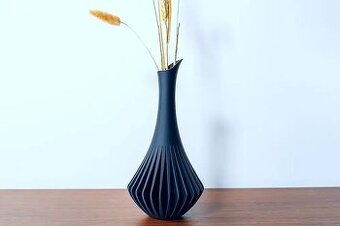 Štíhlá váza s elegantními zářezy-moderní dekorace