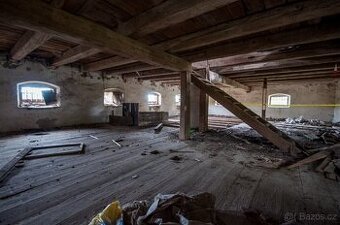 Staré trámy a rozebrání starých střech a objektů