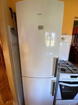 Ledníčka AEG kombinovaná s nražákem 80 l,zánovní