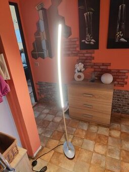 Stojací LED lampa