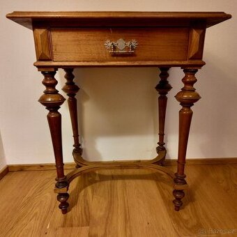 Starožitný švýcarský stolek z masivního dřeva