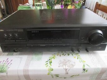 Zesilovač Technics SA-EX140 s dálkovým ovládáním.