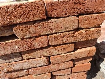 Stare pálené cihly očištěné na paletach