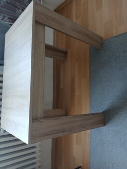 Pěkný jidelni stůl