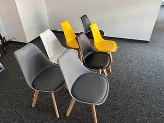 Židle Bonami Essentials Retro s bukovými nohami