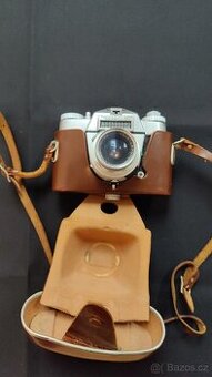 Starý fotoaparát + příslušenství.