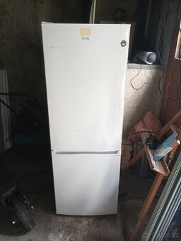 Lednice s mrazákem dole