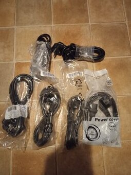 Přívodní kabely k počítači.