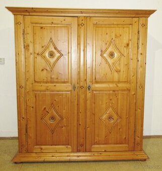 Šatní skříň z borovice dvoudveřová - celomasiv