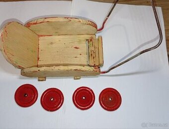 Starožitný dřevěný kočárek pro panenky