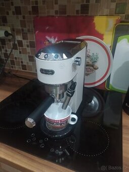 KÁVOVAR DELONGHI DEDICA STYLE EC685.M