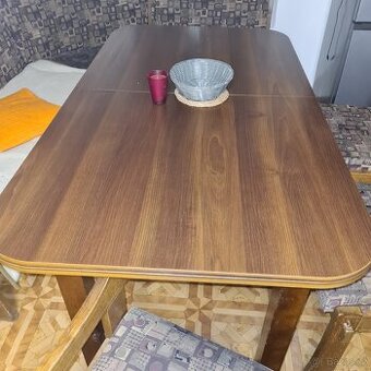 Jídelní stůl a rohová lavice