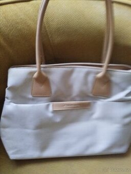 Béžová kabelka David Jones nosena