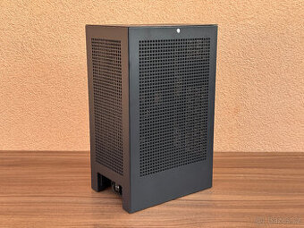 Počítačová skříň HYTE Revolt 3, v černé barvě