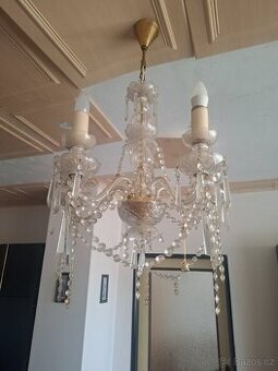křišťálový lustr s mosaznými akcenty