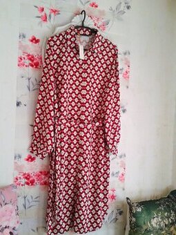 Slušivé propínací šaty s páskem 40/42