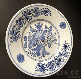 Modrobílý keramický dekorativní talíř