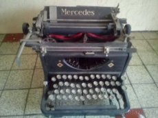 Prodám psací stroj Mercedes.