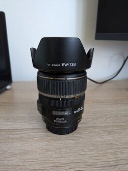 CANON EF-S 17-85 mm f/4-5,6 IS USM bez známek pouřívání.